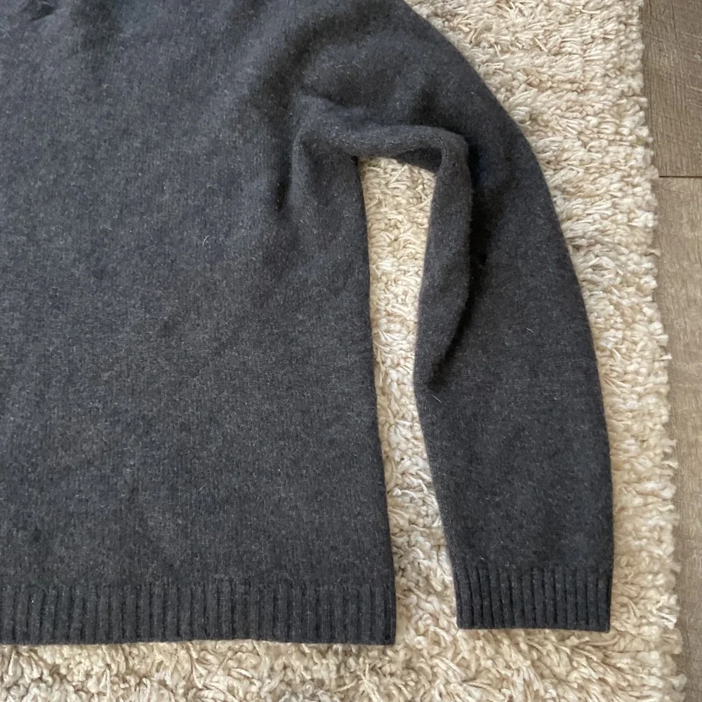Banana Republic Cashmere Sweater Mens Medium Charcoal Grey V-Neck Long‎ Sleeve
